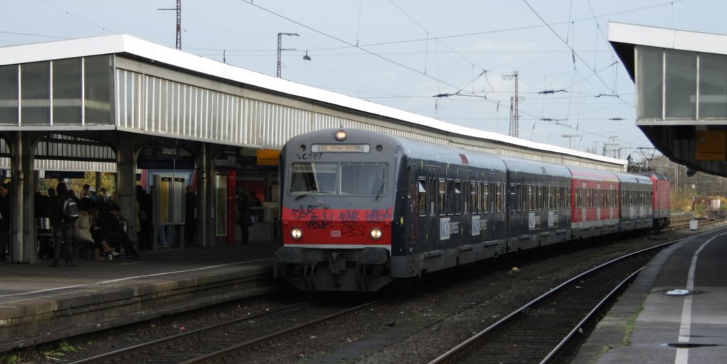 Die X-Wagen Wendzuggarnitur  mit der nachtexpress Werbung wartet auf abfahrt in Oberhausen. Sie wird von einer 1143 geschoben.

Patrick E.