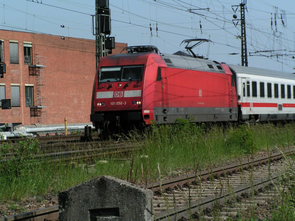 Die101 050-3 hat gerade die Main-Neckar-Bahn �berquert und f�hrt nach Frankfurt am Main  Hbf ein.

Patrick E.