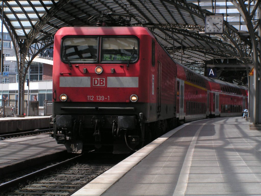 Die112 139-1 f�hrt nach Rheine. Sch�n ist die Schattierung der dachkonstruktion des K�lner Hbbf zu sehen.

Patrick E.