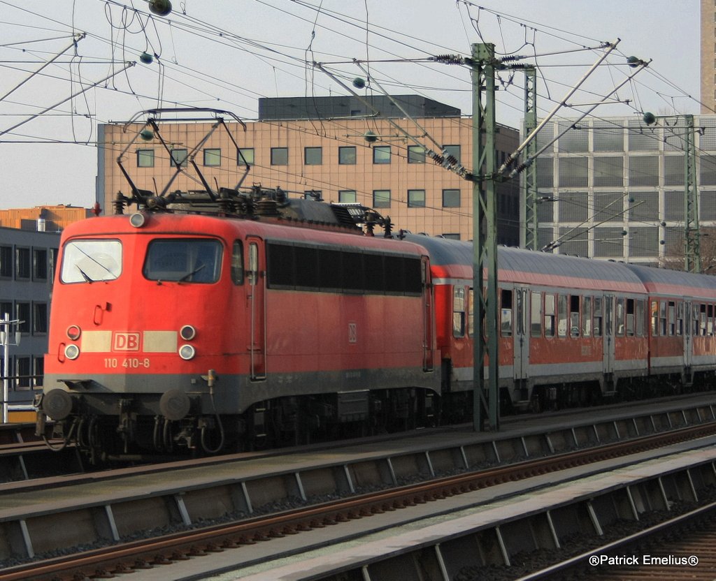Diese 110er machte sich auf den Weg nach Siegen und passiert hier die Frankfurter Messe wo man gratis beschallt wurde.
