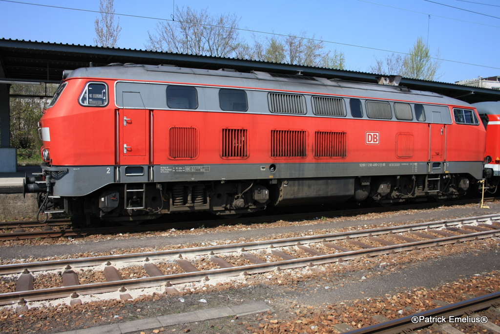 Diese 218er, leider ohne Nummer, konnte nur so Aufgenommen werden  da der Bahnsteig in Karlsruhe zu Ende war und auf der anderen Seite war am 18.04.2010 Gegegnlicht. Also hoffentlich gef�llts.