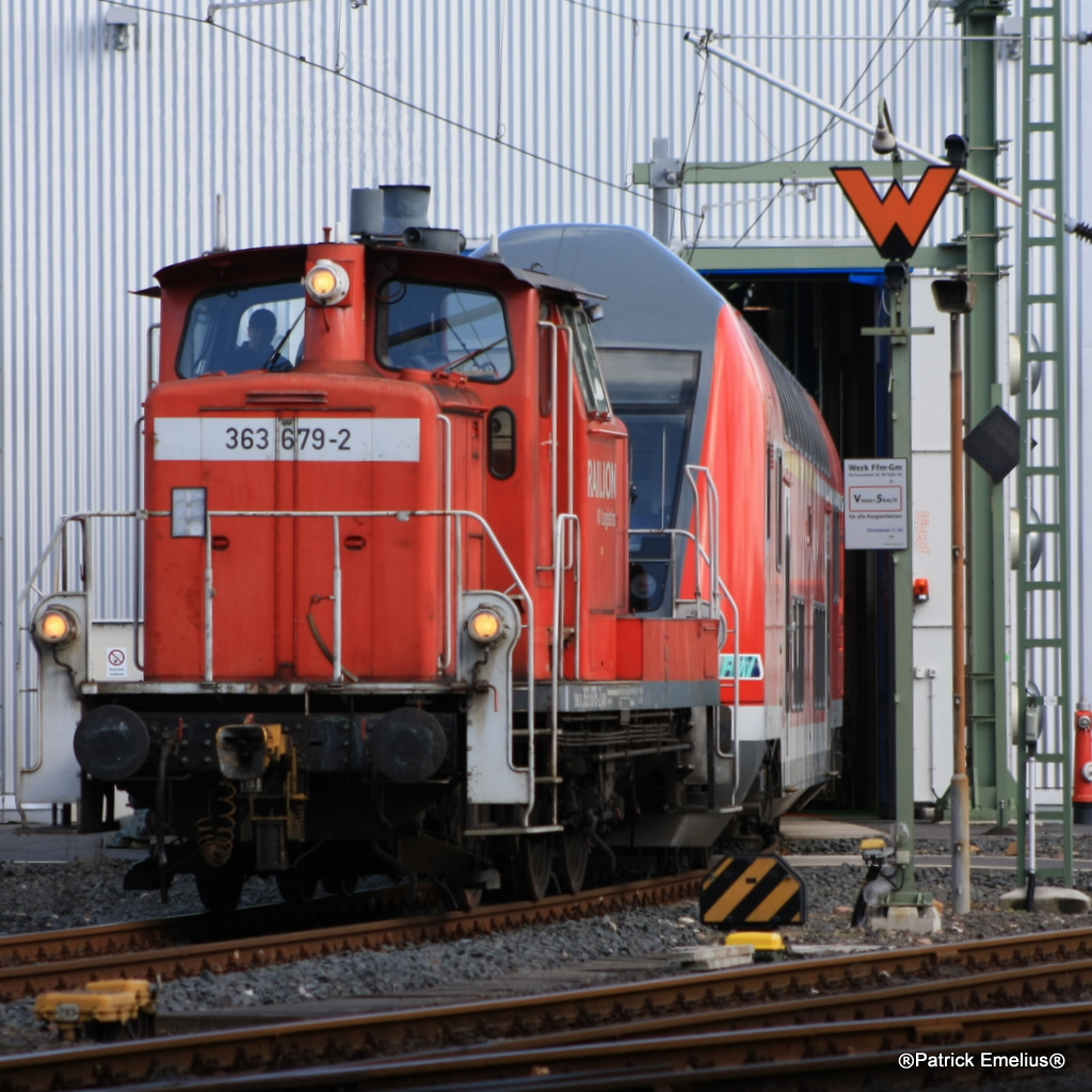 Diese 363er rangiert gerade eine Dosto Garnitur aus den Hallen des Frankfurter Betriebswerks.Diese Bild wurde von einer �ffentlichen Stra�e aus gemacht. 