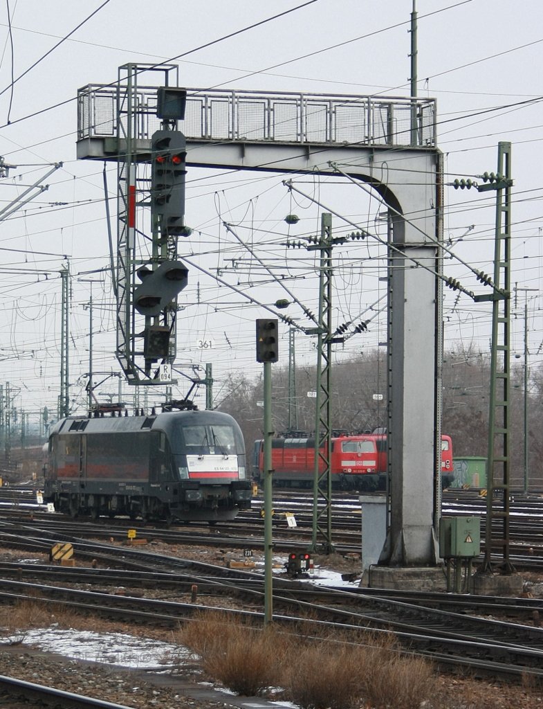 Diese massive Stahlbr�cke f�r nur ein Hauptsignal und Vorsignal. Dahinter der MRCE-Taurus ES 64 U2-072, 181 223 in Vehrkehrsrot, eine Kasten 10er und ein fitzel 181 201.

