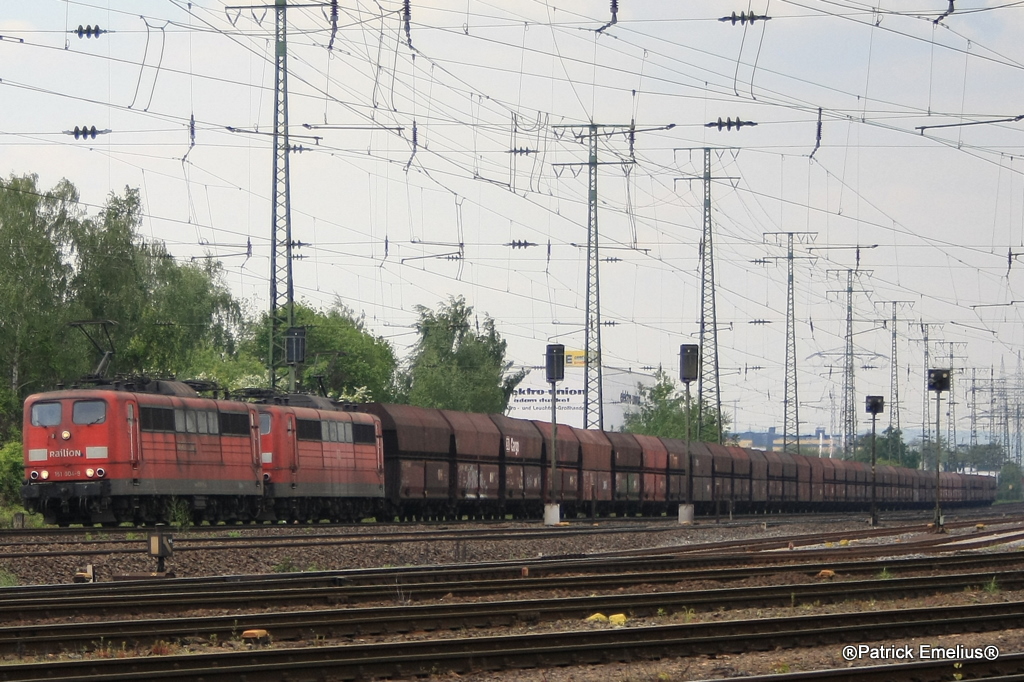 Diese zwei unbekannten 151er mit einem Langen und Schweren Kohlezug durch das Vorfeld vom L�tzel. Am 15.05.2010
