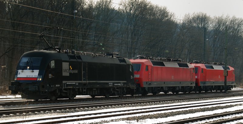 Dieser kleine Lokzug war am 04.02.10 auf der Strecke Ulm-Augsburg unterwegs. Aufgenommen bei der Durchfahrt durch Neuoffingen. Loknummern: ES 64 F4-036 + 120 105-2 + 120 136-7.