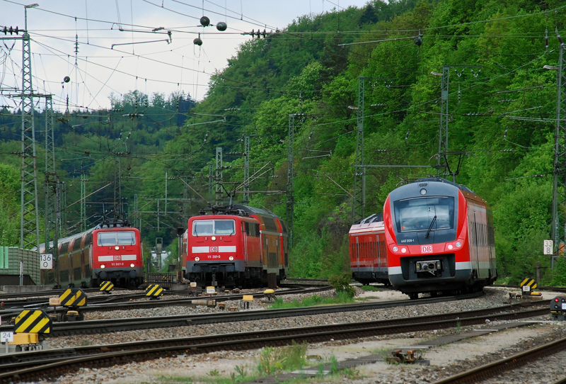 Doppel-RE Einfahrt in Treuchtlingen, w�hrend 440 008-1 rangiert. Links 111 067-5, Mitte 111 201-0. Aufgenommen am 15.05.10.