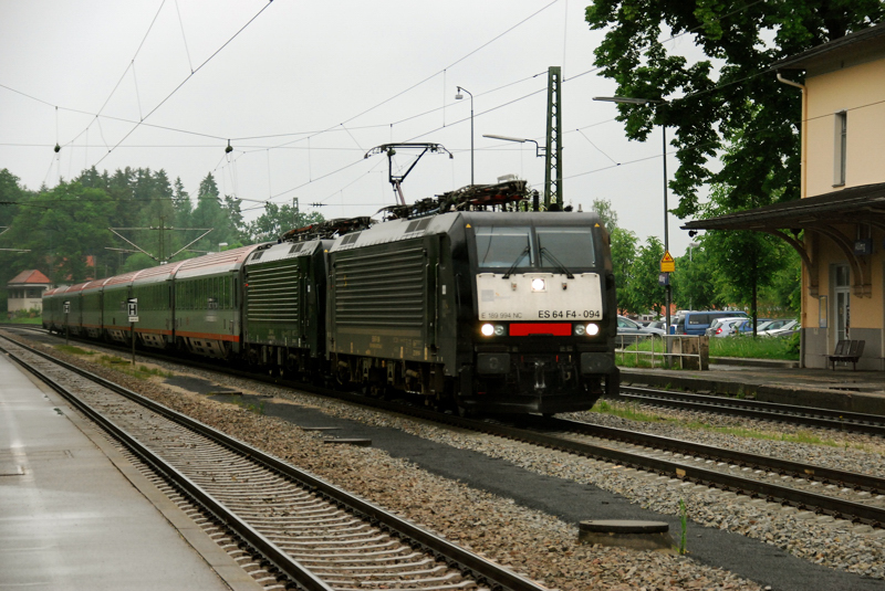 Doppel-schwarz Durchfahrt durch A�ling. ES 64 F4-094 + ES 64 F4 ..., aufgenommen am 02.06.10, bei der Durchfahrt durch A�ling.