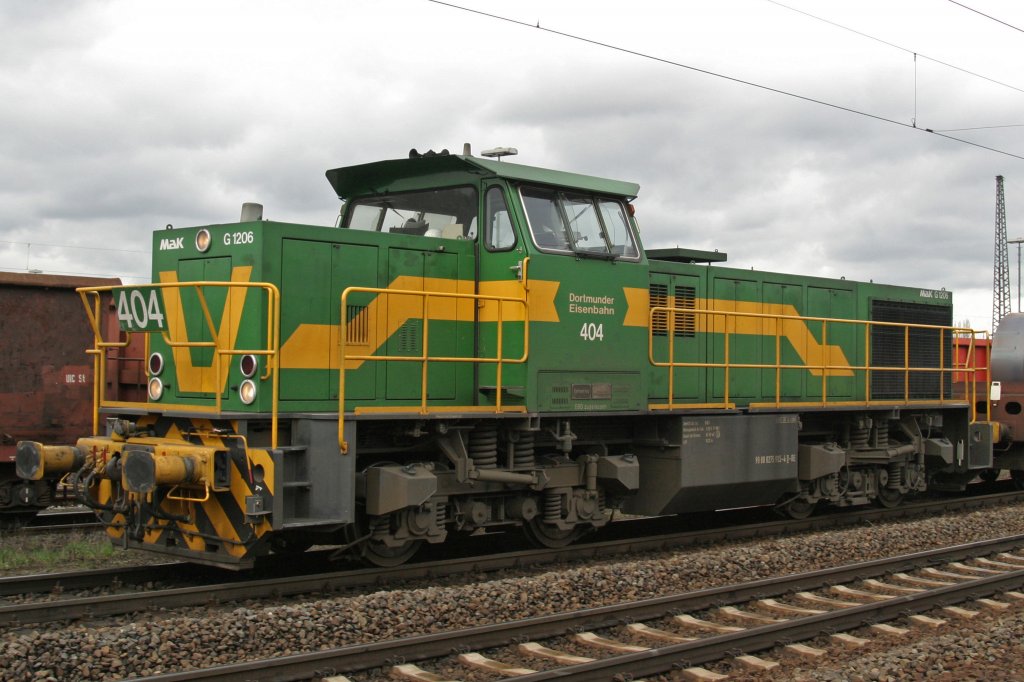 Dortmunder Eisenbahn f�hrt am 5.4.10 durch Duisburg-Bissingheim zum Umspannen nach Duisburg-Entenfang