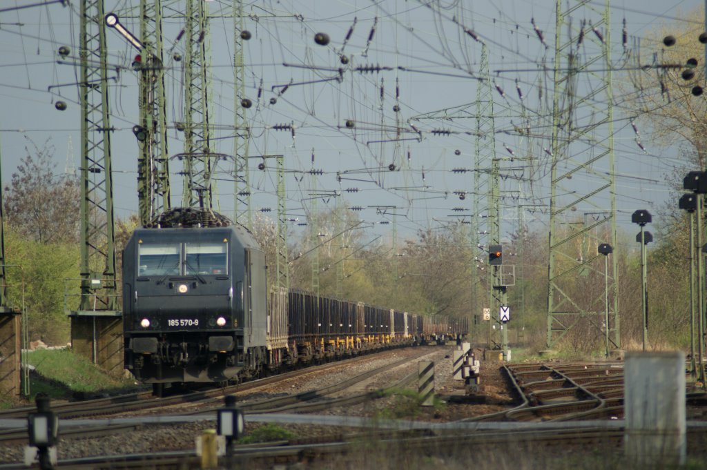 Dunkle Wolken - Dunkle Lok
185 570 mit Flachwagen in Gremberg am 09.04.2010
Die Lok war ehemals bei der RTS im Einsatz.