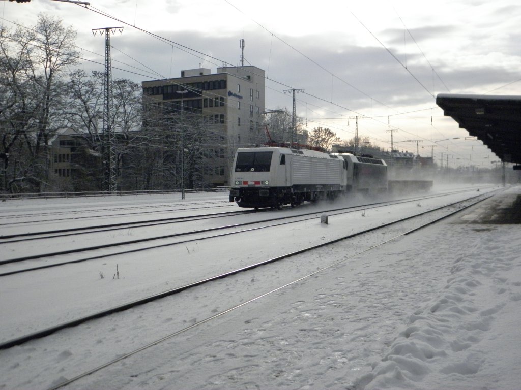 E 189 841 und ES 64 P-001 am 18.12.10. in K�ln West.