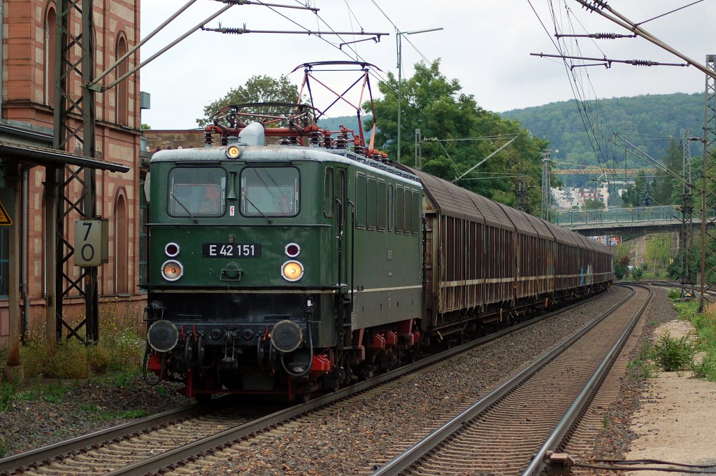 E 42 151 unterwegs mit dem Henkelzug Richtung Wassertr�dingen.
Aufgenommen in Veitshoechheim am 18.08.2010

