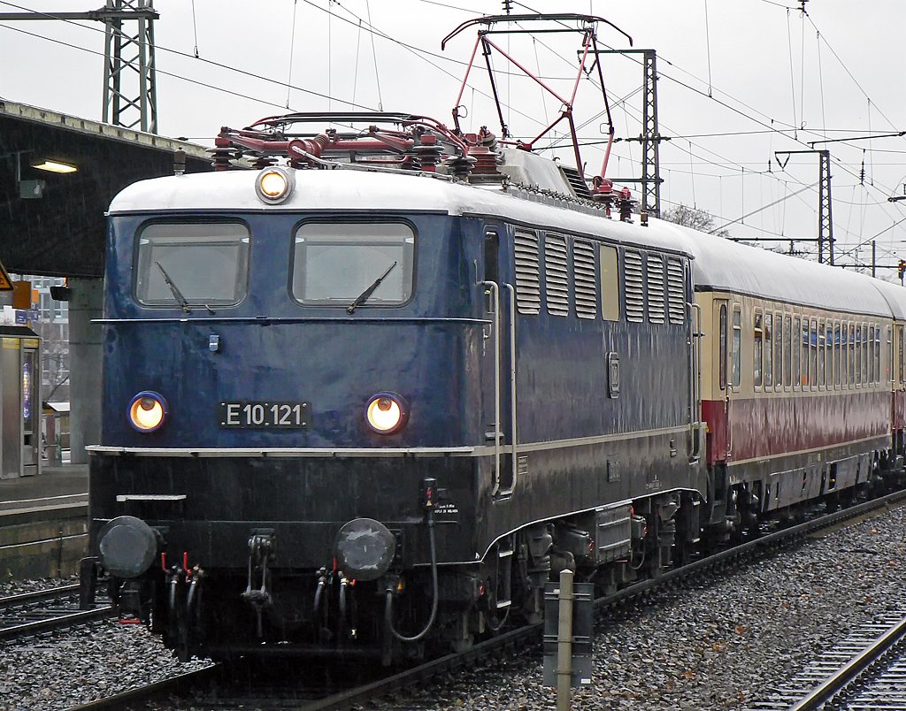 E10 121 kommt nach kurzem Aufenthalt in Deutzerfeld wieder durch K�ln Messe/Deutz (26.2.2010)