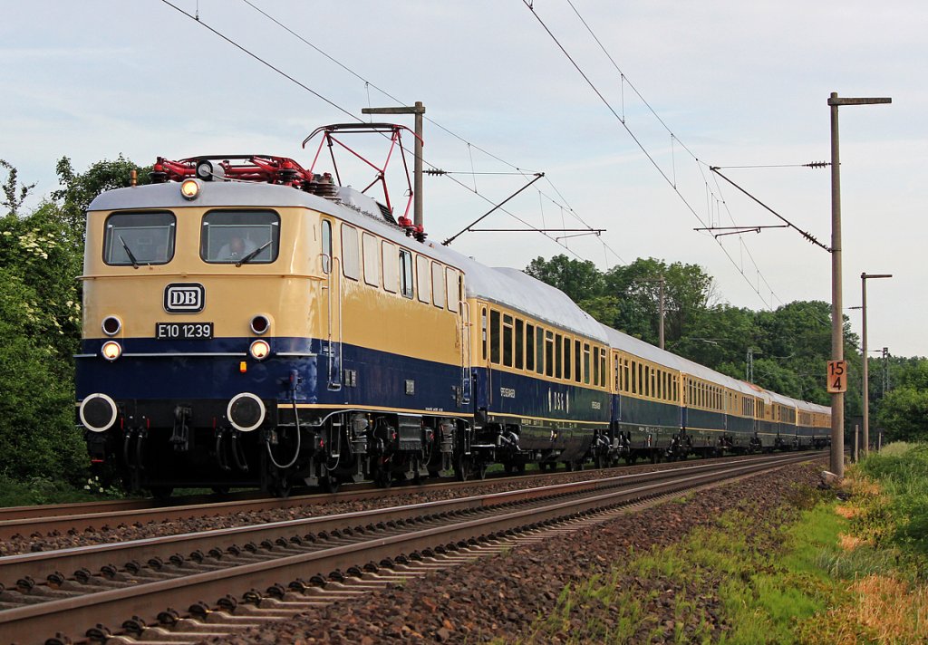 E10 1239 mit Rheingoldzug in Br�hl am 27.05.2012