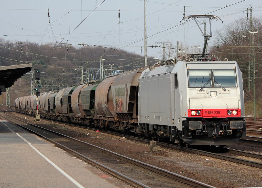 E186 238 mit Getreidezug in K�ln West am 12.03.2011