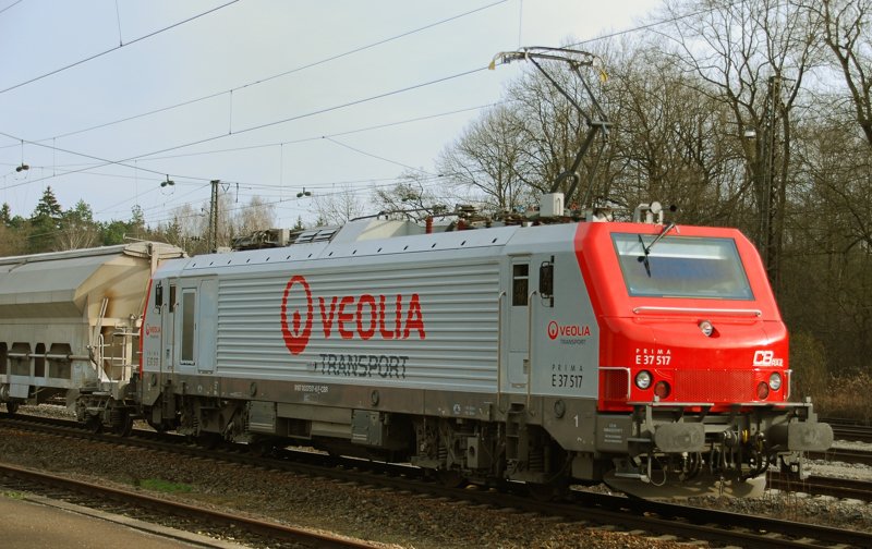 E37 517, Veolia, CB Rail,  aufgenommen am 29.11.09, bei der Durchfahrt durch Neuoffingen, Strecke Donauw�rth-Neuoffingen-Ulm.