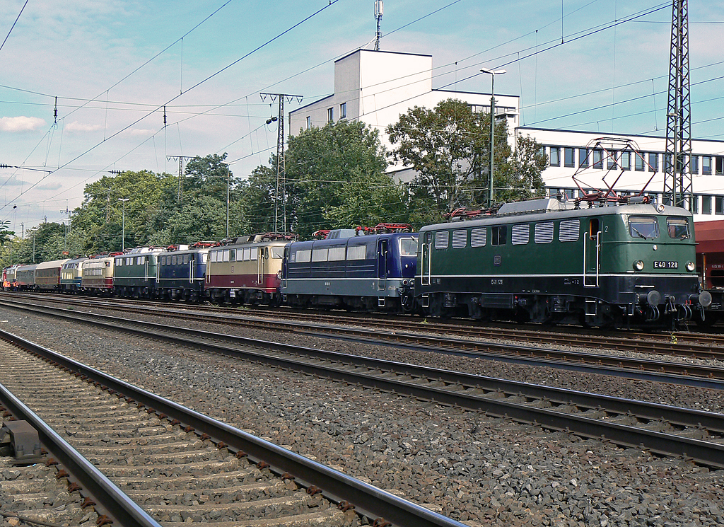 E40 128 mit ihren Schwestern aus dem DB Museum Koblenz, am Zugende wurde E10 1239 mit 290 371-4 abgehangen, welche die E10 1239 nach KKD �berf�hrte ! Gru� an die Mannschaft des DB Museums Koblenz !!

 