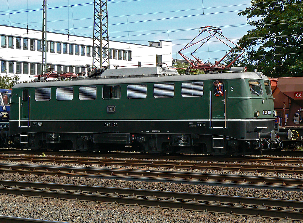 E40 128, die Zuglok eines nichtallt�glichen Lokzuges aus Osnabr�ck kommend beim Halt in K�ln West am 20.09.2010 , Gru� an die Kollegen des DB-Museums Koblenz !!