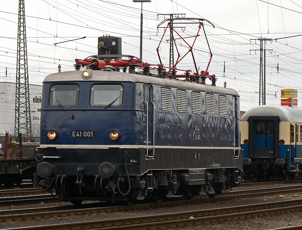 E41 001 bei der Lokparade in Koblenz-L�tzel am 03.04.2010