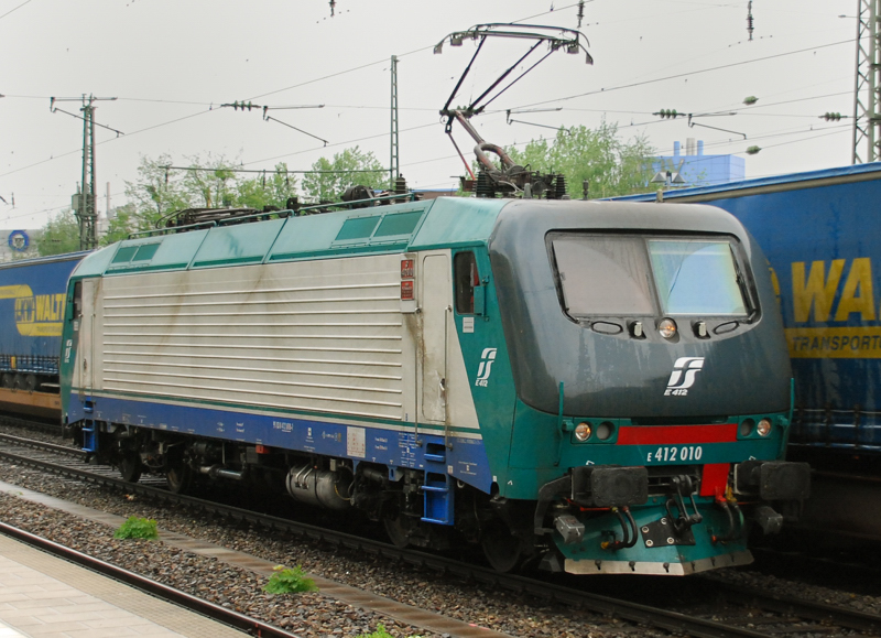 E412 010, eine Italienerin, aufgenommen am 12.05.12, bei einer Solodurchfahrt �ber den Heimeranplatz.