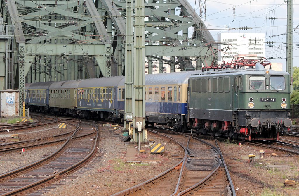 E42 151 mit Partyzug in K�ln Hbf am 23.05.2011