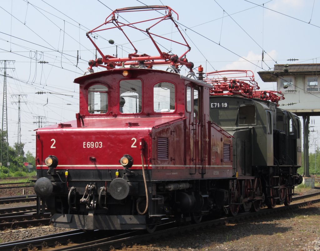 E69 03 und E71 19 am 21.5.2011 bei der Lokparade im DB Museum Koblenz.