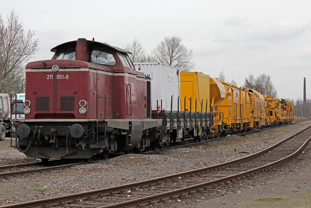 EfW´s 211 051-8 mit Bauzug abgestellt in Kalk am 26.03.2011