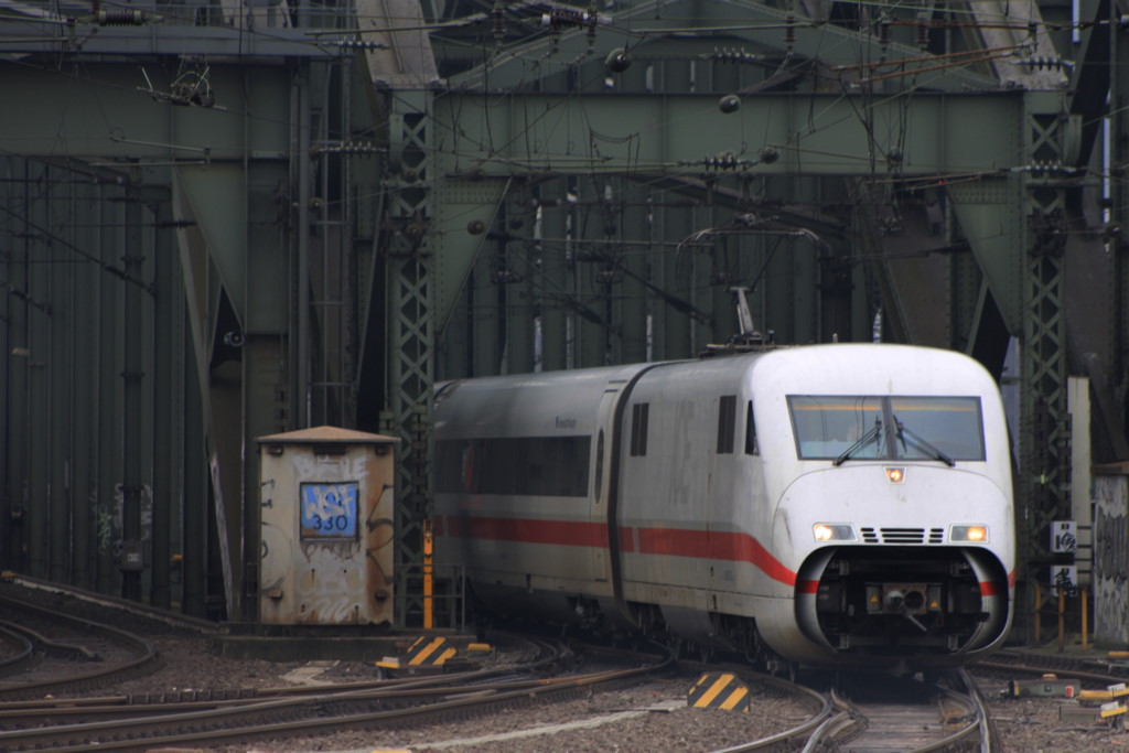 Ein 402 kommt mit offener Bugklappe am 28.02.2011 �ber die Hohenzollern Br�cke