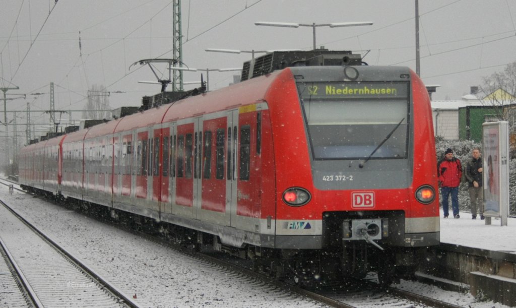 Ein 423 der S-Bahn Rhein-Main h�lt gerade in Ffm-Griesheim. Man sieht deutlich die Schneeflocken. Die �berreste eines kleinen Schneesturms. Er brachte aber viel Schnee.


Patrick E.