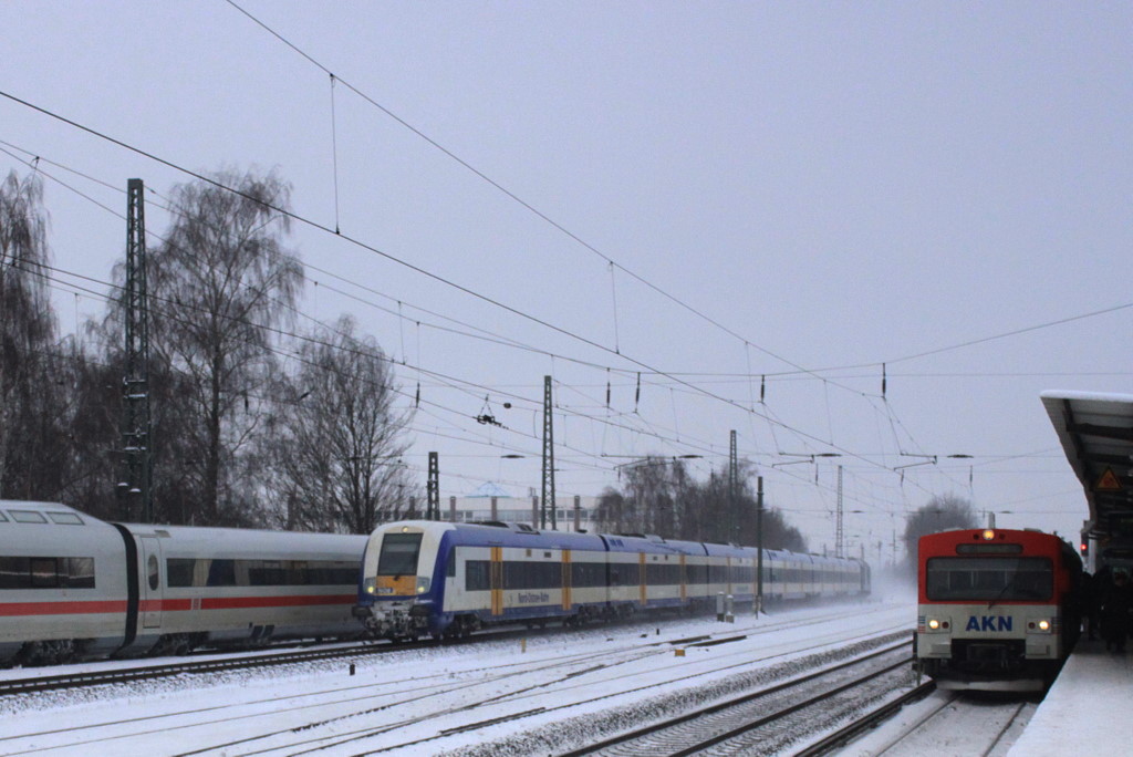 Ein AKN VT2E l�sst die Fahrg�ste aussteigen, ein ICE rangiert in den Betriebsbahnhof Hamburg Eidelst�dt und die NOB Garnitur schiesst am Bahnhof Hamburg Eidelst�dt vorbei. Aufnahme vom 28.12.2010