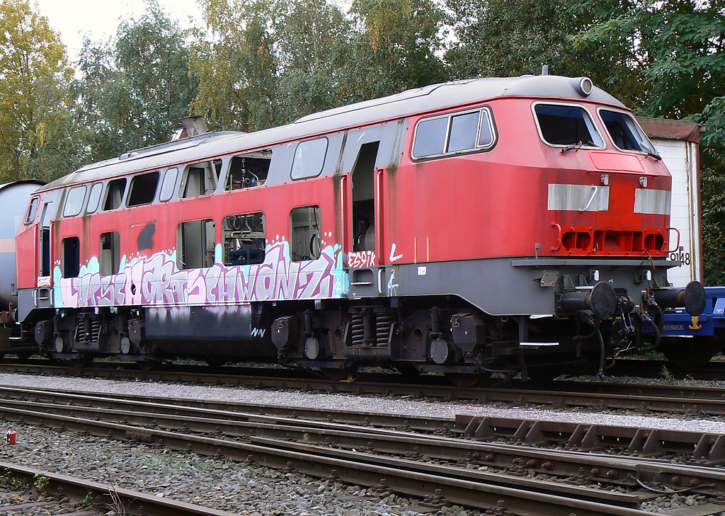 Ein Bild des Jammers in der N�he der Fa. Theo Steil, dort steht 218 441-4 (2) (basierend auf dem Kasten der 215 022) in einem mehr als erb�rmlichen Zustand es ist quasi noch die H�lle, innen ist so gut wie nichts mehr drin :-(( , anstatt man dieses Einzelst�ck ins Museum stellt ..... 