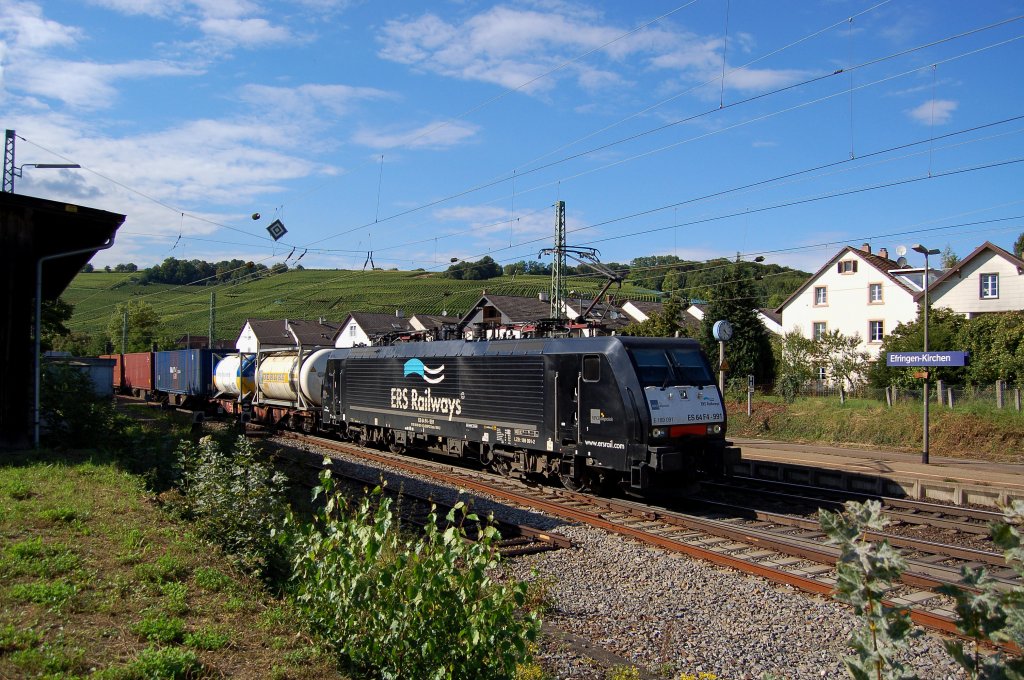Ein bischen Farbe auf den 189er von MRCE.
Die 189 091 der ERS Railways bei der durchfahrt Effringen- Kirchen Richtung Basel.
Aufgenommen am 10.09.2010