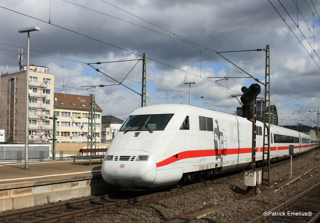 Ein dramatischer Himmel und ein ICE401 wird am 01.04.2010 sch�n in Szene gesetzt in Frankfurt S�d.