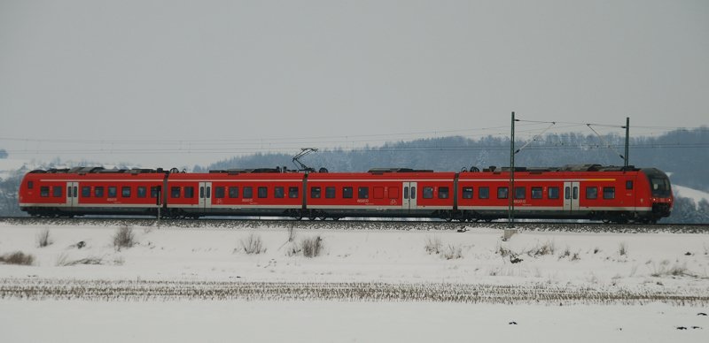 Ein Fugger im Schnee! Der RE Ulm-Augsburg-M�nchen, aufgenommen am 12.02.10, auf der Strecke Ulm-Augsburg, kurz nach Burgau.