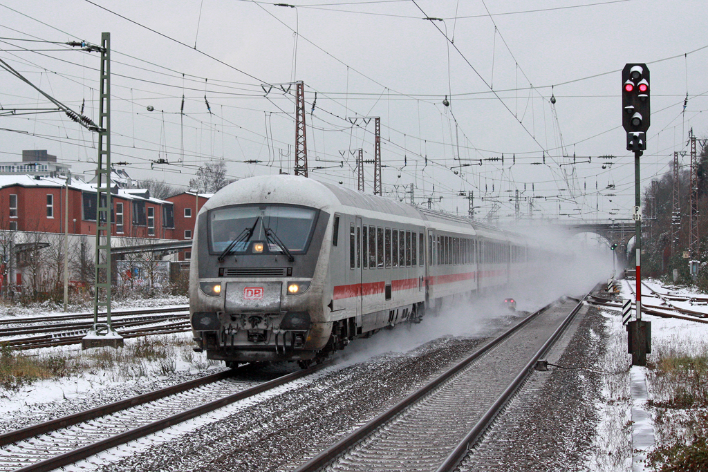 Ein IC in Wuppertal Vohwinkel am 30,11,10