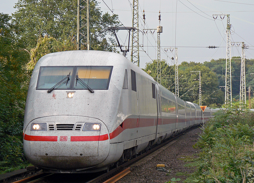 Ein ICE 1 bei der Durchfahrt in K�ln West am 03.09.2010