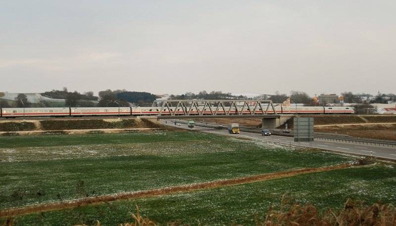Ein ICE 1 �berquert die A8 bei Jettingen-Scheppach! Aufgenommen am 17.12.09, Strecke Ulm-Augsburg.