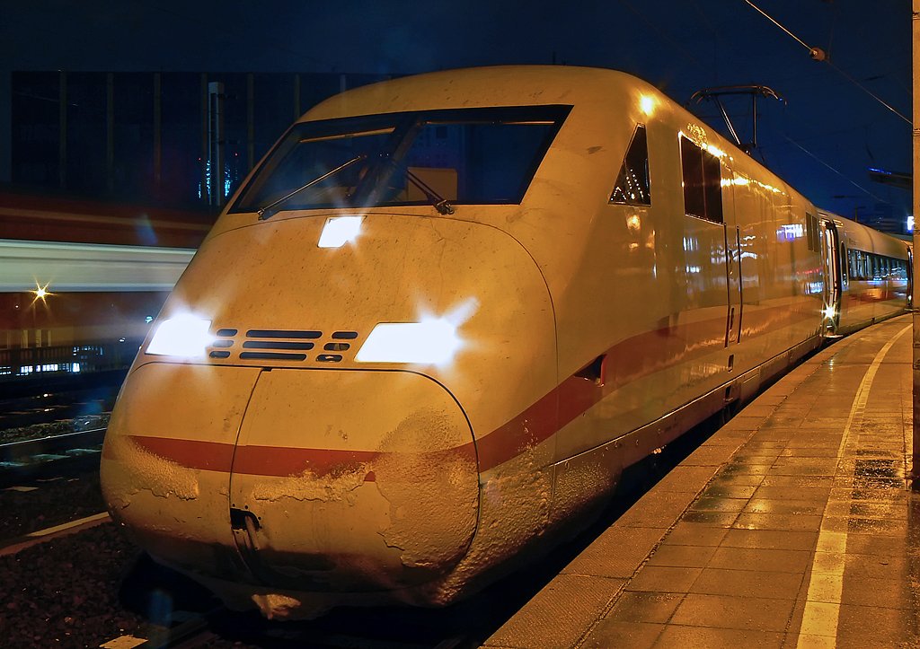 Ein ICE 2 auf Gleis 9 in K�ln Hbf. am 02.01.2010

