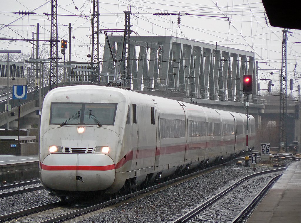 Ein ICE 2 in K�ln Deutz am 26.2.2010