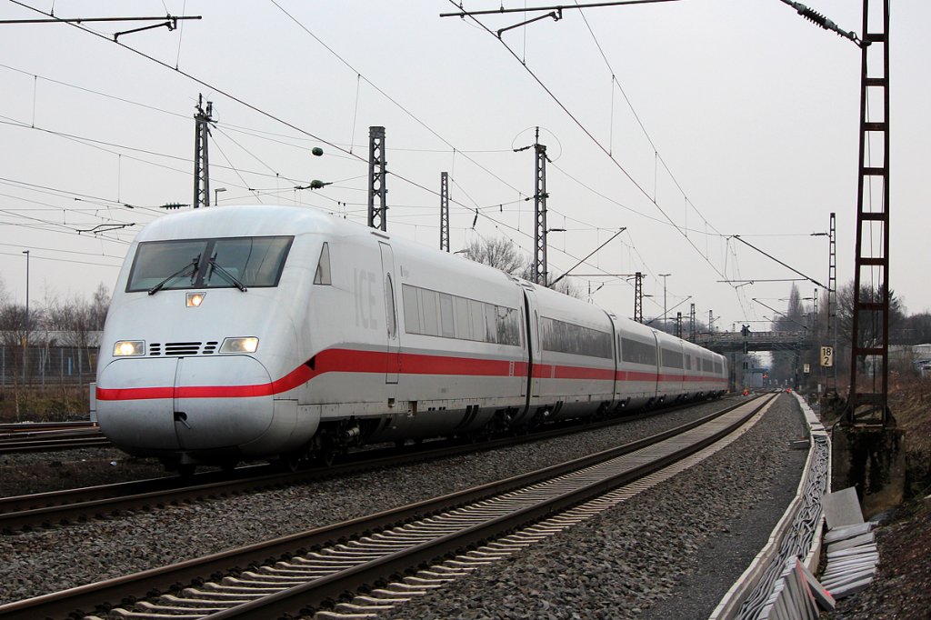 Ein ICE 2 in Opladen am 03.03.2012 