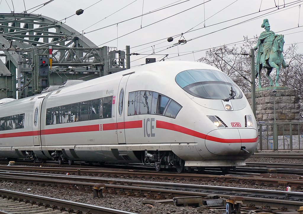 Ein ICE 3 auf dem Weg von K�ln Hbf rtg Deutz am 15.03.2010