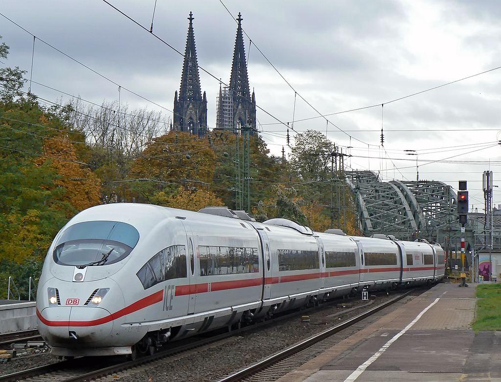 Ein ICE 3 in K�ln/Messe Deutz am 05.11.2010