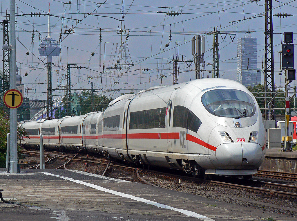 Ein ICE 3 in K�ln/Messe Deutz am 30.07.2010