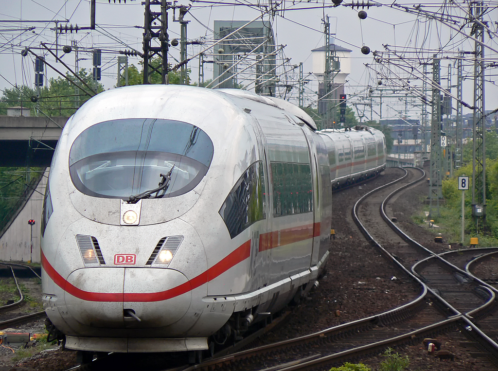 Ein ICE 3 schl�ngelt sich durch K�ln /Messe Deutz am 09.05.2010