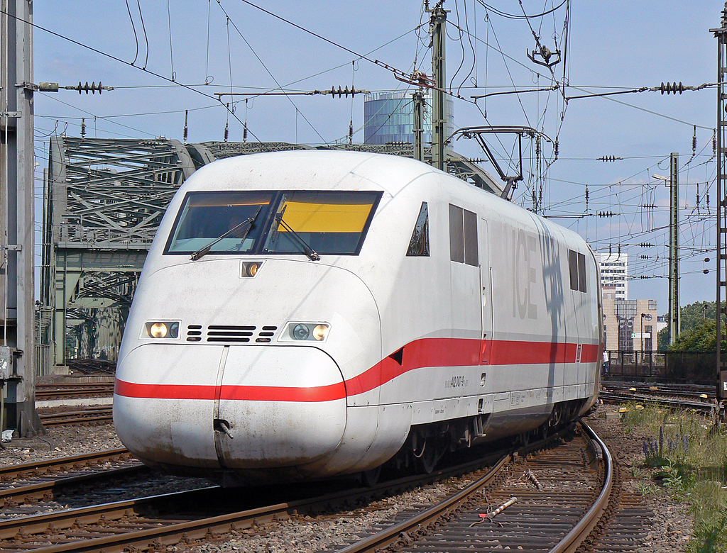 Ein ICE2 bei der Einfahrt in K�ln Hbf am 27.06.2010