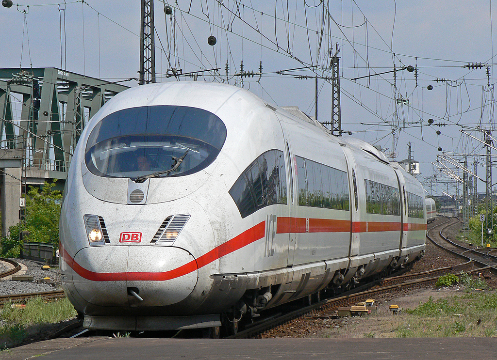 Ein ICE3 in K�ln/Messe Deutz am 16.05.2010