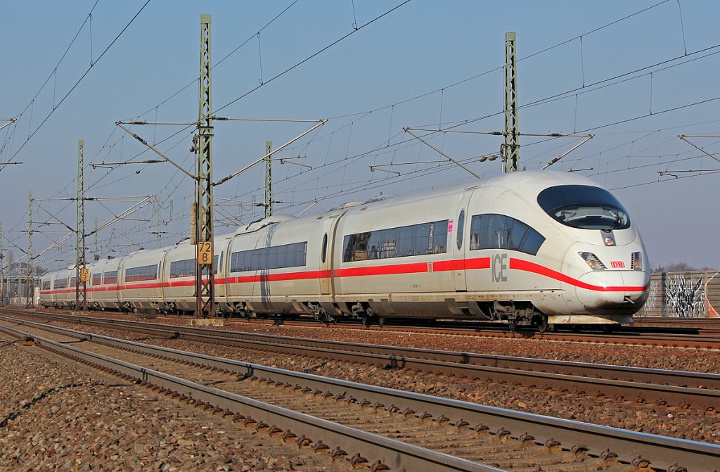 Ein ICE3 zwischen den Haltepunkten Porz(Rhein) und Porz Wahn am 22.02.2011