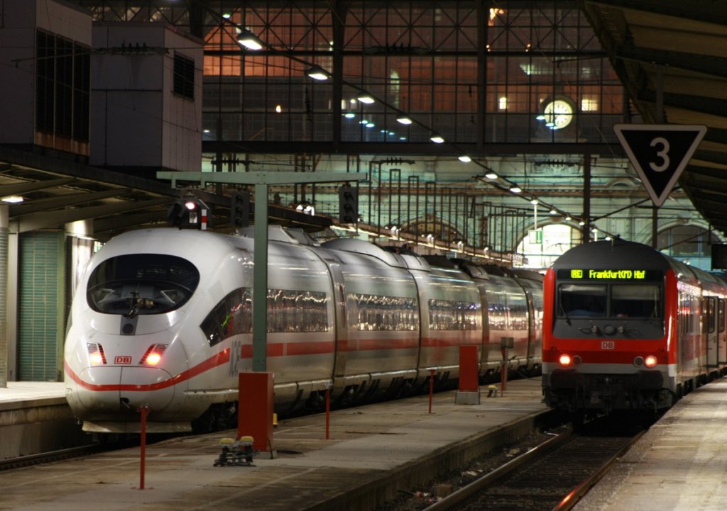 Ein Karlsruher Steuerwagen und ein ICE3 treffen in Frankfurt am Main Hbf zusammen.

Patrick E.