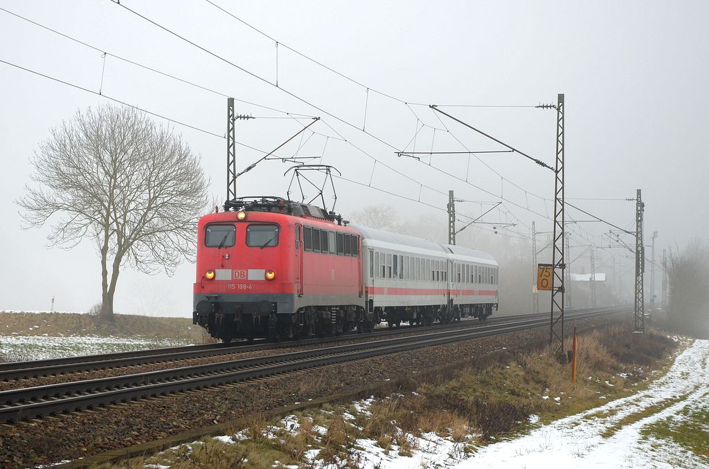 Ein kurzer PbZ D-2460 mit 115 198 und zwei IC-Wagen auf ihrem Weg durch Westerstetten in Richtung Stuttgart. (27.01.2012)