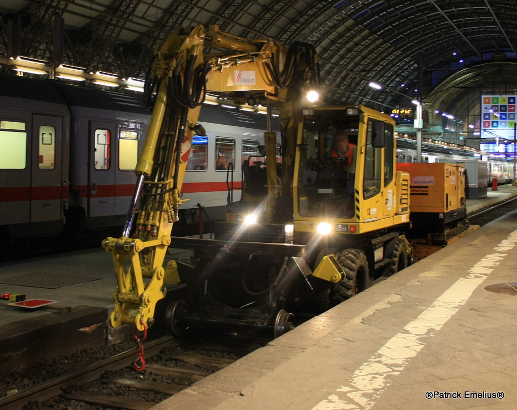 Ein Liebherr A900ZW hat sich einiges an Bauger�mpel aufgeladen und rangiert nun nahc Gleis 21 um dort die Prellb�cke zu erneuern. Das EBA meint das die alten B�cke nicht genung wiederstand leisten und so m�ssen neue her. Am 11.04.2010 aufgenommen.