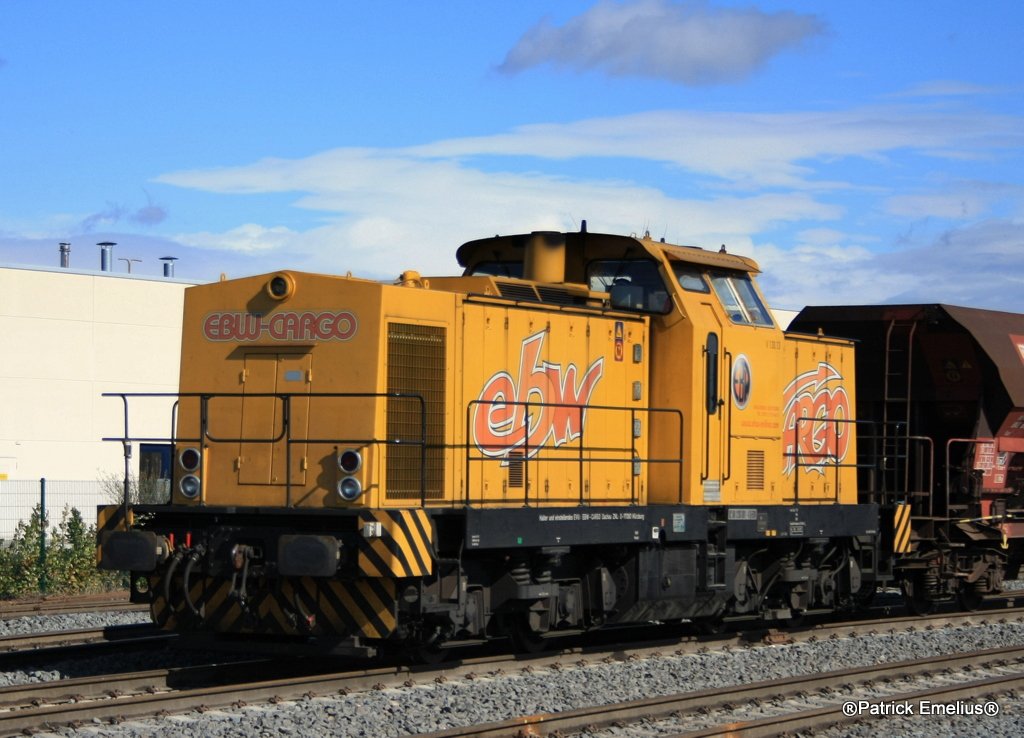 Ein Lok Lok Portrait der EBW-Cargo V100 aus W�rzburg. Hier am Verldaebahnhof Frankfurt-H�chst.

